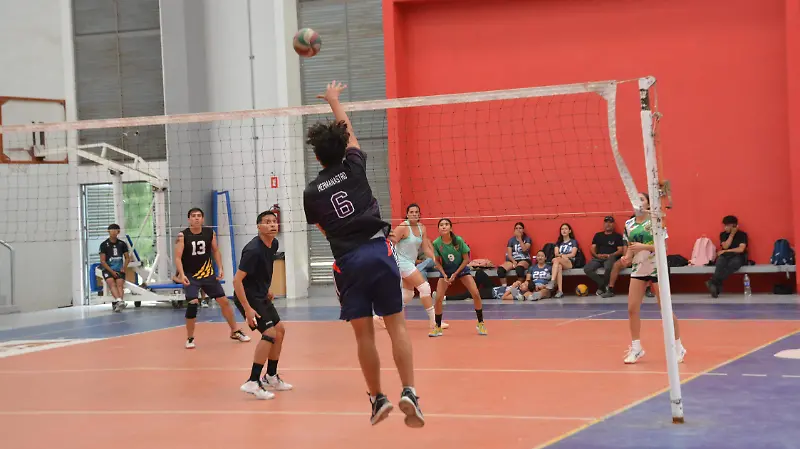 El partido se definió en tres sets. 